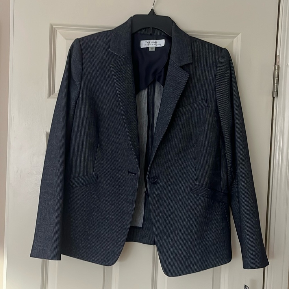 Women’s Tahari blazer